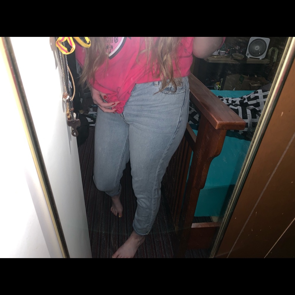 LIGHT WASH AMERICAN EAGLE MOM JEANS